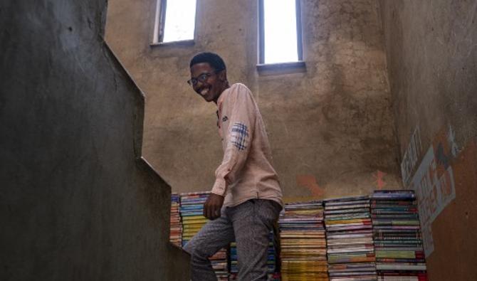 Aujourd'hui, Thami Mazibuko vend des livres à ceux qui ont l'argent. Les autres peuvent s'abonner pour un peu plus de trois euros par an (50 rands) pour emprunter. (Photo, AFP)