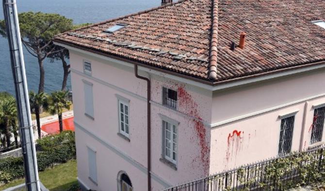 De la peinture rouge sang a été projetée sur la façade de la villa du présentateur TV russe Vladimir Soloviev, proche de Vladimir Poutine. (Photo, AFP)