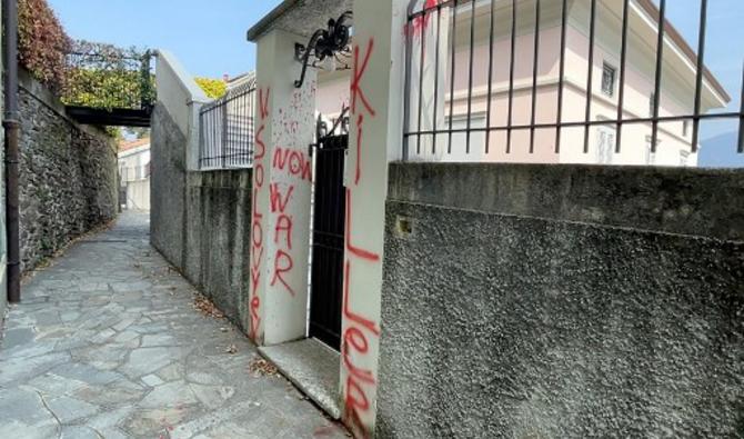 Des inscriptions en peinture rouge écrites en anglais ont été retrouvées: « killer » (assassin) et « no war » (pas de guerre). (Photo, AFP)