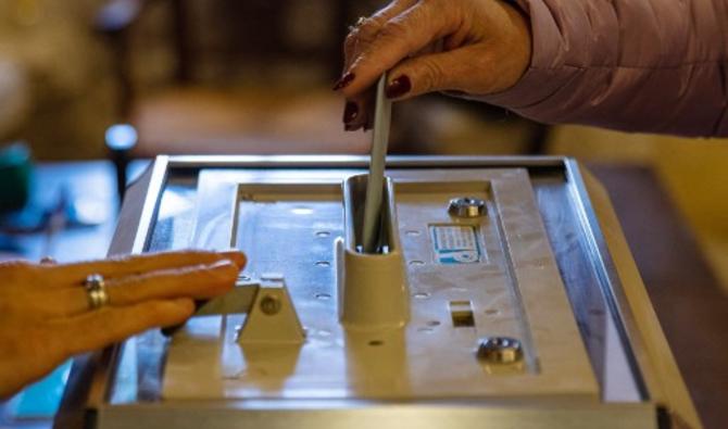 Une femme vote pour le premier tour de l'élection présidentielle française dans un bureau de vote du Mont Saint-Michel, le 10 avril 2022. (Photo, AFP)