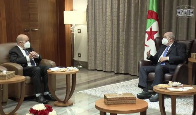 Le président algérien Abdelmadjid Tebboune (à droite) et le ministre français des Affaires étrangères Jean-Yves Le Drian (à gauche) à Alger, le 14 avril 2022. (Photo, Présidence algérienne, AFP)