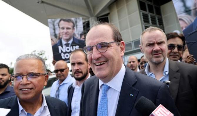 Le Premier ministre français Jean Castex est accueilli par des partisans à son arrivée à l'aéroport Roland-Garros de La Réunion à Sainte-Marie, le 14 avril 2022. (Photo, AFP)