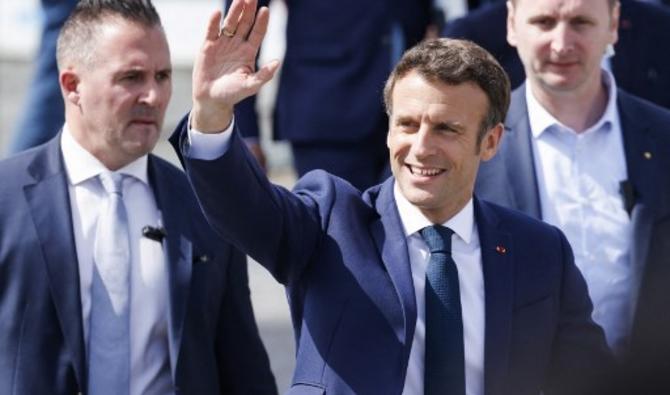 Emmanuel Macron, à sa sortie du MuMa (Musée d'art André-Malraux), dans le cadre d'une visite de campagne d'une journée, dix jours avant le second tour de l'élection présidentielle française, au Havre, le 14 avril 2022. (Photo, AFP)