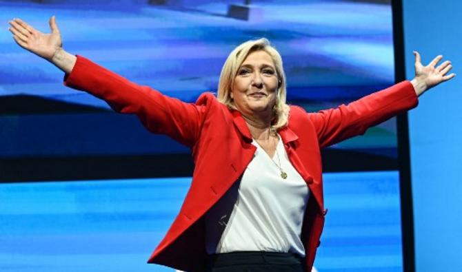 «Le 24 avril, si les Français ont à faire barrage c'est au retour d'Emmanuel Macron», a lancé la candidate d'extrême droite, en veste rouge, devant une salle de quelque 4 000 militants selon les organisateurs. (Photo, AFP)