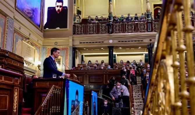 Le Premier ministre espagnol Pedro Sanchez prononce un discours alors que le président ukrainien Volodymyr Zelensky apparaît sur un écran pour s'adresser par vidéoconférence, au Parlement espagnol à Madrid, le 5 avril 2022. (Photo, AFP)