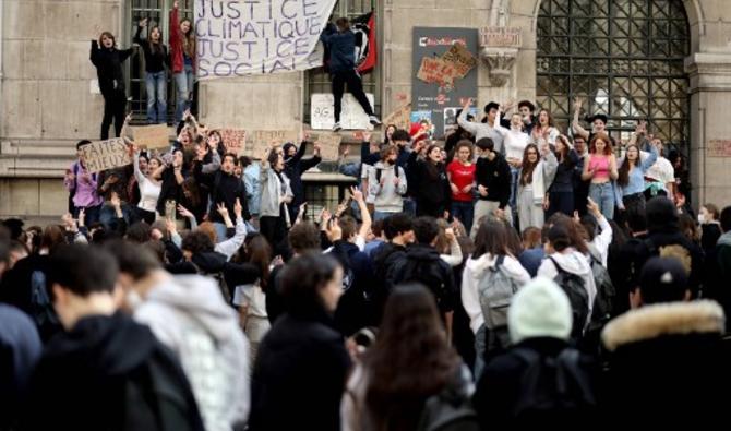 Les élèves du lycée  «Louis Le Grand» manifestent en bloquant l'entrée de leur lycée à Paris, le 19 avril 2022. (Photo, AFP)