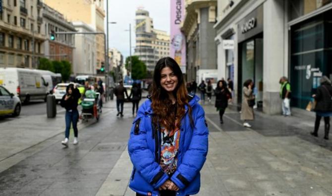 Dans le même magasin, Lucia Ginard, 19 ans, a, pour sa part, choisi de profiter sans tarder de la levée de cette restriction. (Photo, AFP)
