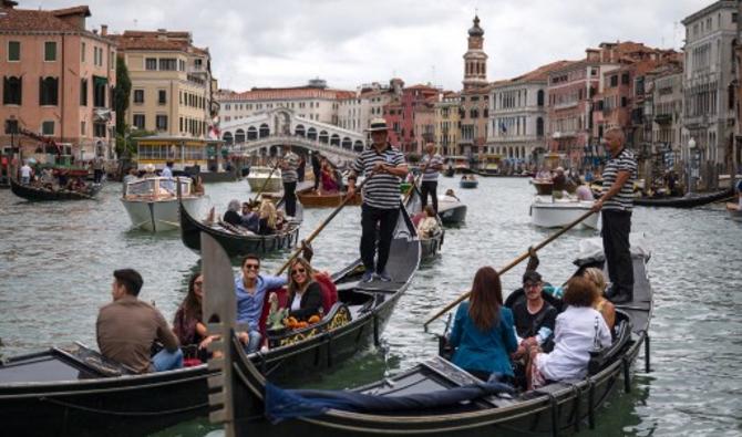 Les touristes profitent d'une promenade en gondole sur le Grand Canal près du pont du Rialto à Venise, le 18 septembre 2021. (Photo, AFP)
