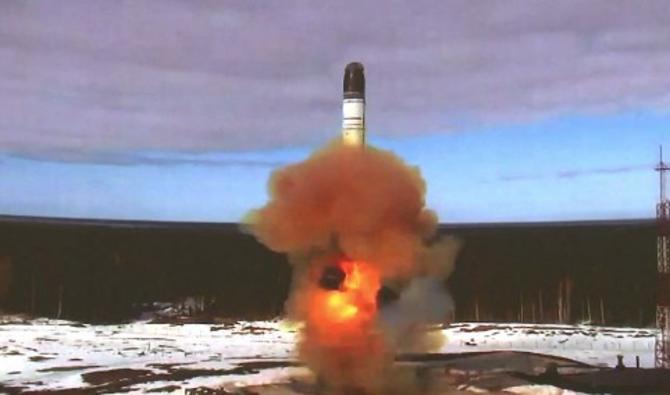 Cette capture réalisée à partir d'une séquence vidéo publiée par le ministère russe de la Défense le 20 avril 2022 montre le lancement du missile balistique intercontinental Sarmat sur le champ d'essai de Plesetsk, en Russie. (Photo, AFP)