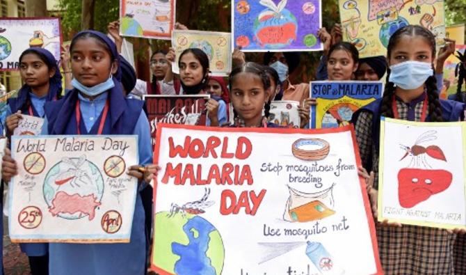 Des étudiants tiennent des pancartes lors d'un événement pour marquer la Journée mondiale contre le paludisme (la malaria) dans un hôpital gouvernemental à la périphérie d'Amritsar, le 25 avril 2022. (Photo, AFP) 