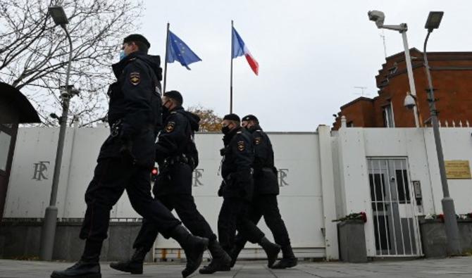 Des policiers patrouillent devant l'ambassade de France à Moscou, le 31 octobre 2020. (Photo, AFP)