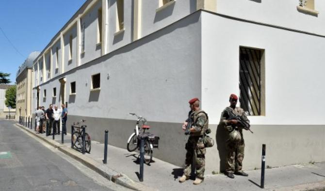 Des soldats des forces de sécurité antiterroristes (opération Sentinelle) montent la garde, le 18 juillet 2016, devant la mosquée de Bordeaux. (Photo/Archives, AFP)