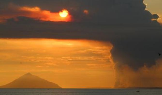 Le volcan indonésien Anak Krakatoa est entré en éruption le 24 avril 2022, projetant un immense nuage de cendres de 3 000 mètres au-dessus du détroit de la Sonde, entre les îles de Java et Sumatra. (Photo, AFP)