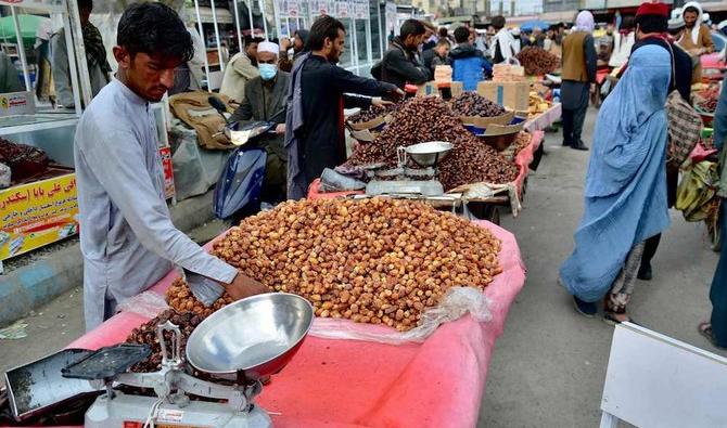 Des marchands vendent des dattes dans un marché le premier jour du mois sacré du ramadan à Kaboul. (AFP) 