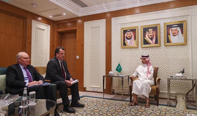 Le ministre saoudien des Affaires étrangères rencontre le coordinateur résident et humanitaire des Nations Unies pour le Yémen, David Gressly, dimanche. (SPA) 