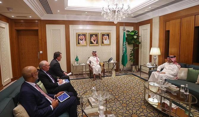 Le ministre saoudien des Affaires étrangères rencontre le coordinateur résident et humanitaire de l'ONU pour le Yémen, David Gressly, dimanche. (SPA) 