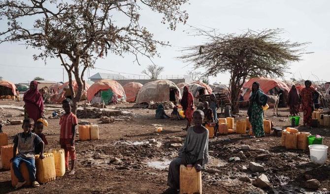 Des personnes attendent de l'eau avec des conteneurs dans un camp, l'un des 500 camps pour personnes déplacées à l'intérieur du pays de la ville, à Baidoa, en Somalie, le 13 février 2022. (Photo, AFP)