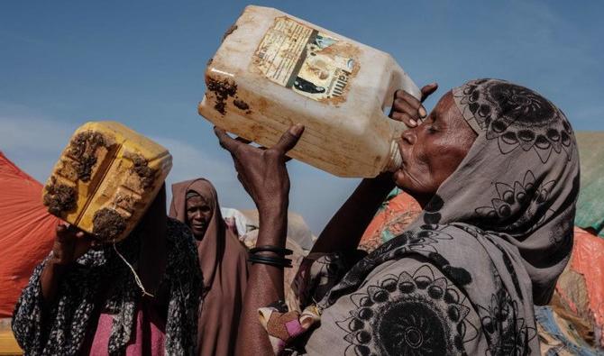 Hawa Mohamed Isack, 60 ans, boit de l'eau à un point de distribution d'eau au camp de Muuri, l'un des 500 camps pour personnes déplacées internes de la ville, à Baidoa, en Somalie, le 13 février 2022. (Photo, AFP)