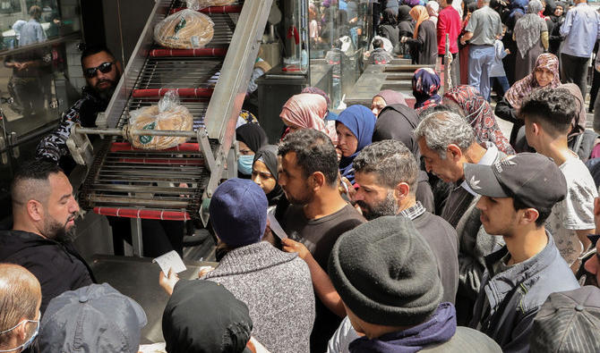 Mardi, des gens font la queue pour acheter du pain devant une boulangerie à Beyrouth. (Reuters)