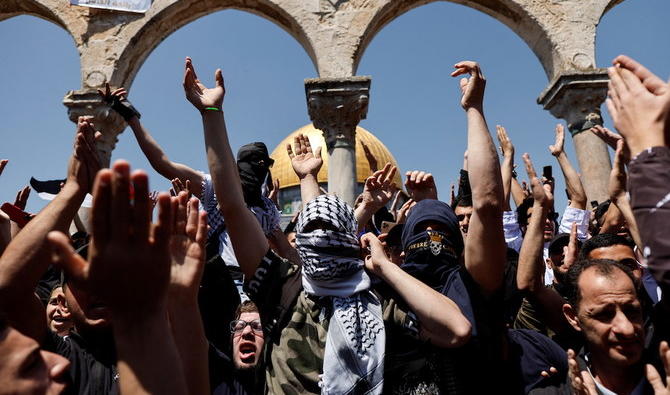Des Palestiniens scandent des slogans devant l'enceinte qui abrite la mosquée Al-Aqsa, connue par les musulmans sous le nom de Noble Sanctuaire et par les juifs sous celui de Mont du Temple, après des affrontements avec les forces de sécurité israéliennes dans la vieille ville de Jérusalem. (Reuters)n Vieille ville de Jérusalem. (Reuters) 