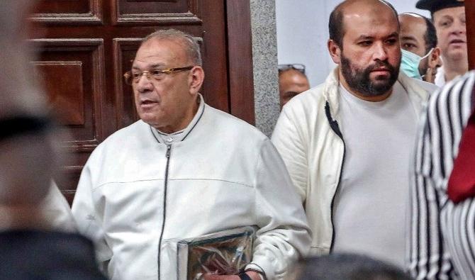 L'homme d'affaires égyptien Hassan Rateb arrivant au tribunal pour la séance d'annonce du verdict de son procès aux côtés d'autres personnes accusées de fouilles illégales et de trafic d'antiquités, jeudi au Caire. (Photo, AFP) 