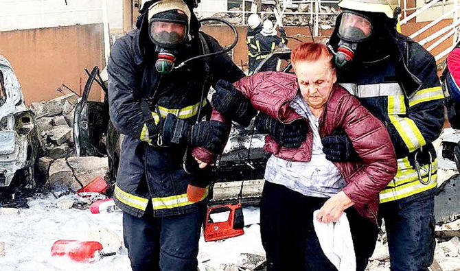 Des secouristes ukrainiens transportent une femme hors d'un bâtiment endommagé à Odessa le 23 avril 2022, après une frappe de missile russe signalée. (Photo, AFP)