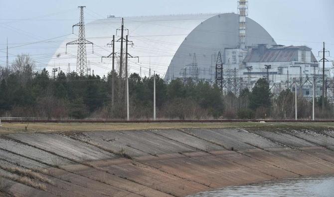 Cette photo d'archive prise le 13 avril 2020, montre le dôme de protection géant construit au-dessus du sarcophage recouvrant le quatrième réacteur détruit de la centrale nucléaire de Tchernobyl. (Photo, AFP)