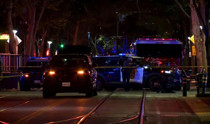 Des véhicules de police et de secours sont présents sur les lieux où au moins six personnes ont été tuées et neuf autres blessées lors d'une fusillade dans la capitale de l'État de Californie, Sacramento. (Photo, AFP)