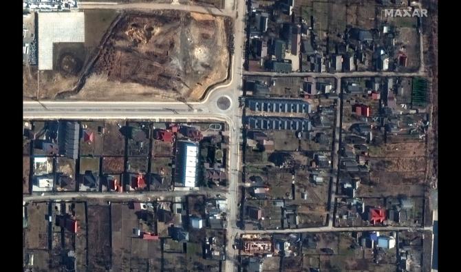 Les images satellite publiées lundi par Maxar Technologies semblent réfuter les affirmations russes selon lesquelles les cadavres portant des habits civils découverts à Boutcha étaient apparus après le retrait des forces russes de cette ville ukrainienne dévastée. (Photo, AFP)