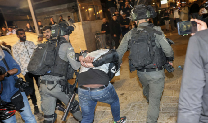 Les forces de sécurité israéliennes se rassemblent devant la porte de Damas, dans la Vieille Ville de Jérusalem, le 4 avril 2022, pendant le mois sacré du ramadan. (AFP)