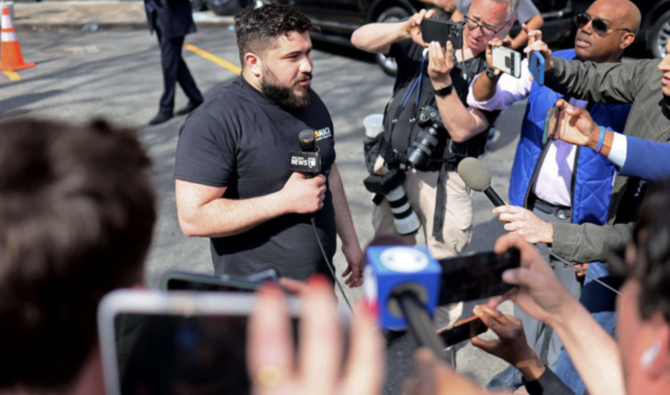 Zack Tahhan accorde un entretien après avoir quitté la station de police où il a identifié Frank James comme étant le tireur de la fusillade dans le métro de Brooklyn le 13 avril 2022 à New York. (Michael M. Santiago/Images Getty /AFP)