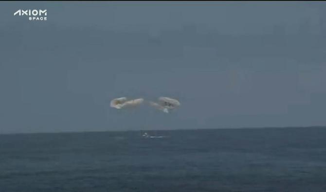 La capsule et ses quatre passagers ont touché mer vers 13H00 locales (17H00 GMT) après une vertigineuse descente. (Photo, AFP)