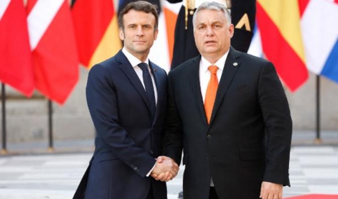 Le président français Emmanuel Macron accueille le Premier ministre hongrois Viktor Orban (à droite) au château de Versailles, près de Paris, le 10 mars 2022. (Photo, AFP)