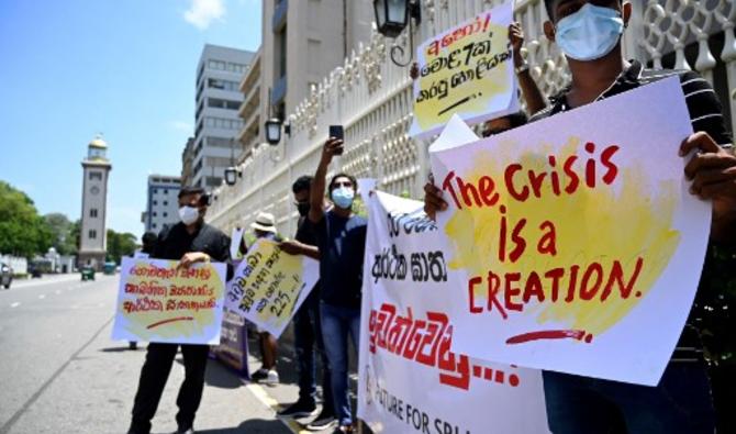 Des militants de la Fédération des organisations cinghalaises protestent contre la hausse du coût de la vie devant le bureau de la Banque centrale du Sri Lanka à Colombo, le 30 mars 2022. (Photo, AFP)
