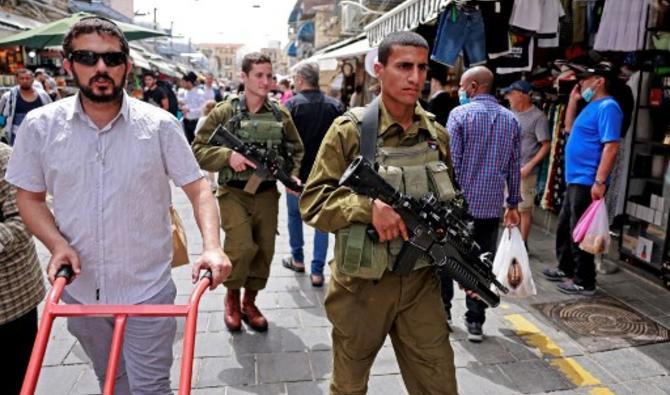 Les forces de sécurité israéliennes patrouillent sur le marché Mahane Yehuda de Jérusalem le 8 avril 2022, un jour après qu'un palestinien a tué deux Israéliens et en a blessé plusieurs autres à Tel Aviv. (Photo, AFP)
