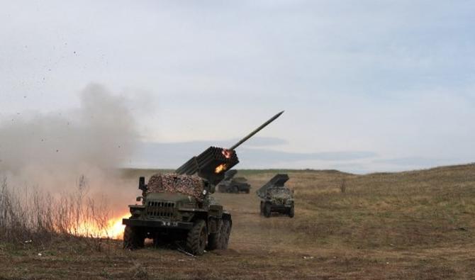 Un lance-roquettes multiple ukrainien BM-21 "Grad" bombarde une position des troupes russes, près de Lougansk, dans la région du Donbass, le 10 avril 2022 (Photo, AFP).