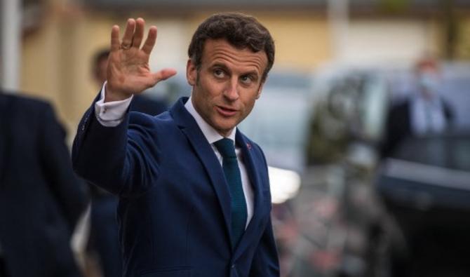 Le président français Emmanuel Macron après sa visite pour rencontrer des soldats blessés lors d'opérations extérieures et des soignants à l'hôpital militaire de Percy, près de Paris, le 28 avril 2022. (Photo, AFP)