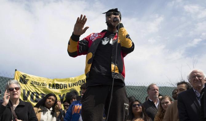 Christian Smalls, dirigeant du syndicat Amazon Labour Union, prend la parole lors d'un rassemblement avec des travailleurs d'Amazon devant le bâtiment de l'entreprise à Staten Island, New York (Photo, AFP).