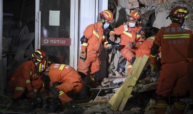 Des secouristes à la recherche de survivants dans un immeuble de six étages effondré à Changsha, dans la province du Hunan (centre de la Chine), le 29 avril 2022. (Photo, AFP)