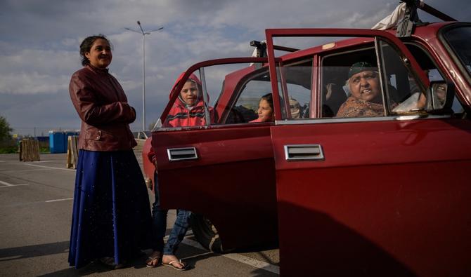 Des membres d'une famille arrivant de Marioupol occupé par la Russie dans une zone d'enregistrement et de traitement des personnes déplacées à Zaporizhzhia, en Ukraine, le 2 mai 2022. Ed JONES / AFP