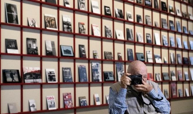Le photographe italien Gianni Berengo Gardin pose lors du vernissage de l'exposition consacrée à son oeuvre intitulée «l'oeil comme profession» au musée Maxxi de Rome, le 3 mai 2022. (Photo, AFP)