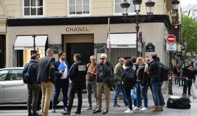 Policiers et enquêteurs se rassemblent à l'entrée d'une boutique Chanel place Vendôme à Paris, le 5 mai 2022, après un vol à main armée présumé. (Photo, AFP)