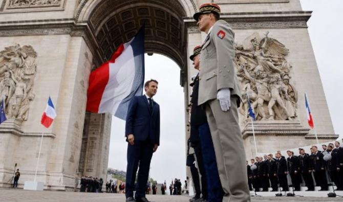  Emmanuel Macron passant devant les troupes militaires pour se rendre sous l'Arc de Triomphe. (Photo, AFP)