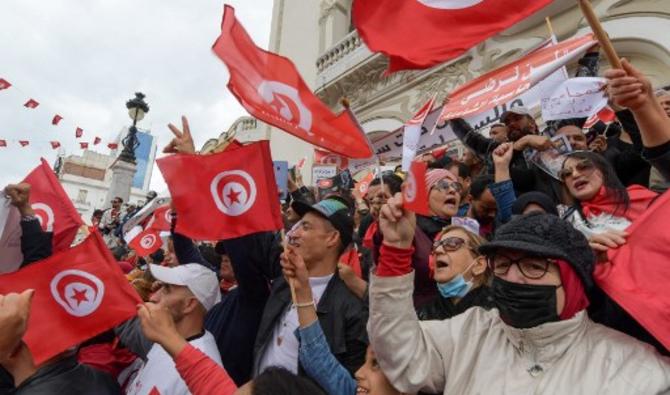 Des manifestants tunisiens scandent des slogans et agitent le drapeau national de leur pays en soutien au président Kais Saied, dans la capitale Tunis, le 8 mai 2022. (Photo, AFP)