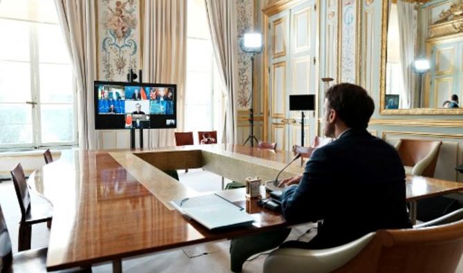 Le président français Emmanuel Macron participe à une visioconférence des dirigeants du G7 sur l’Ukraine depuis le palais de l'Élysée, à Paris. (Photo, AFP)
