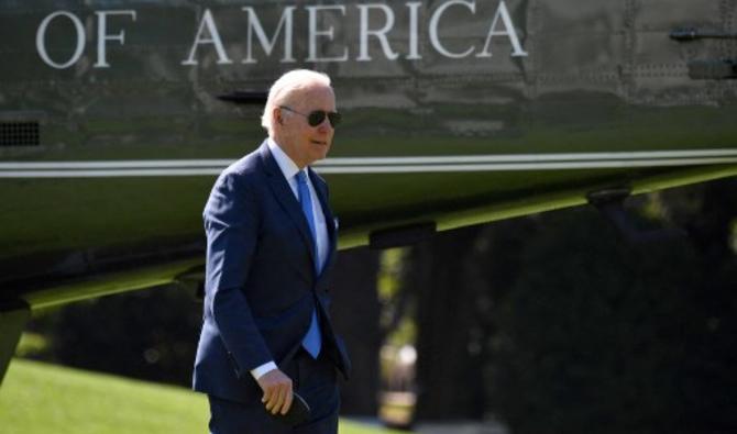Le président américain Joe Biden marche sur la pelouse sud de la Maison Blanche à Washington, DC, le 9 mai 2022, après un week-end à Wilmington, Delaware. (Photo, AFP)