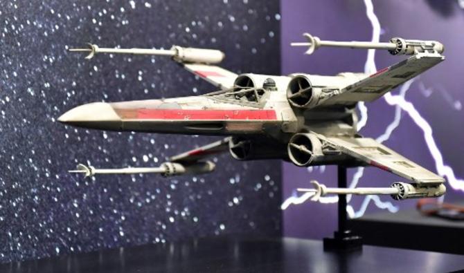 Pièce maîtresse de cette vente organisée du 21 au 24 juin, un modèle réduit de chasseur X-Wing utilisé pour les effets spéciaux du tout premier épisode de Star Wars, sorti en 1977, estimé entre 500 000 et un million de dollars. (Photo, AFP)