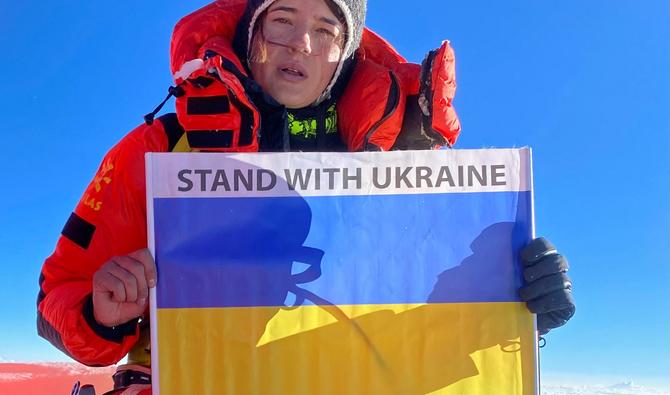 L'alpiniste Antonina Samoilova agite le drapeau ukrainien avec l'inscription « Stand with Ukraine ». (Photo, AFP)