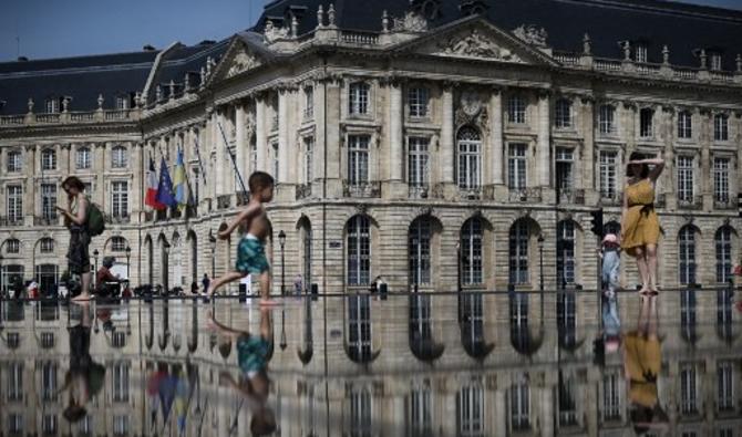 Le «Miroir d'Eau» à Bordeaux, dans le sud-ouest de la France, le 18 mai 2022 alors qu'une vague de chaleur frappe la France. (Photo, AFP)