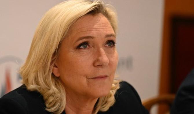 Marine Le Pen a annoncé mercredi à Bar-le-Duc (Meuse) vouloir proposer une loi pour interdire le port du burkini dans les piscines municipales. (Photo, AFP)